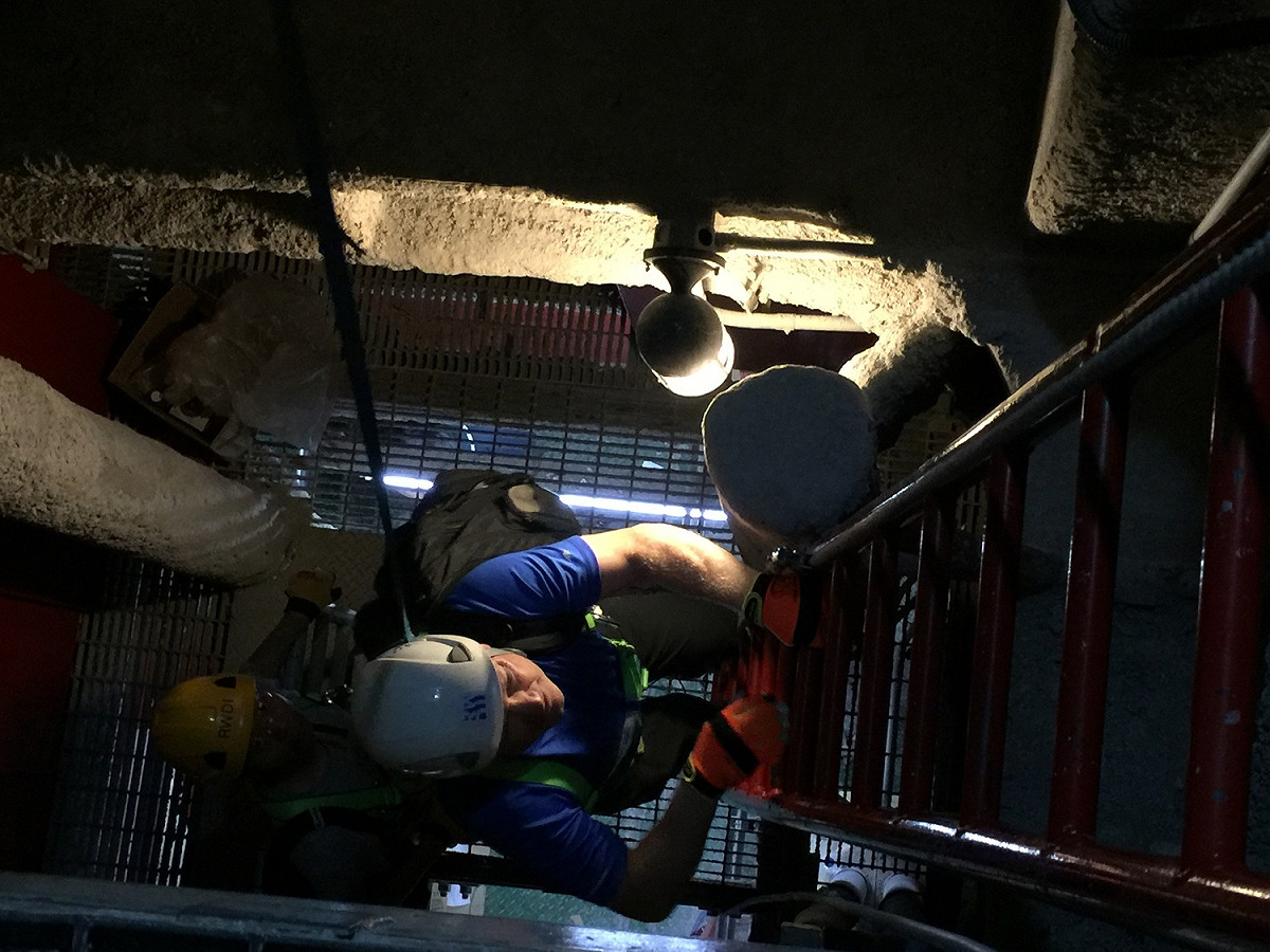 6月27日加拿大技師檢查質量塊維修台北101風阻尼器狀況，為了檢查位於塔尖的質量塊，必須垂直攀爬60公尺階梯。 圖:101提供