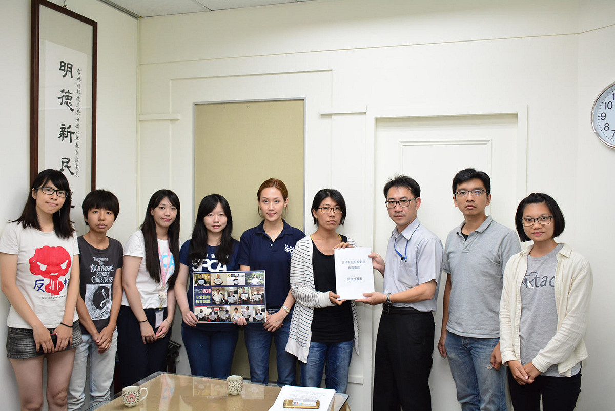 彰化縣友善動物大聯盟，與Taiwan SPCA台灣防止虐待動物協會、台灣心愛動物協會於今(27)日，帶著兩萬份聯署書拜會了彰化縣政府，要求盡快完成彰化收容所溪州新園區。 圖：Taiwan SPCA／提供