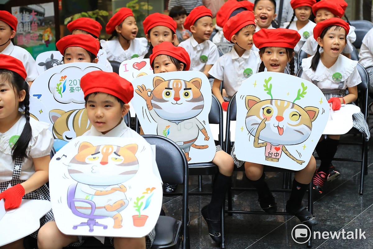 今日幼兒園小朋友拿著石虎家族的LINE貼圖出席記者會，對於林佳龍的提問都能馬上答對。 圖：唐復年/攝