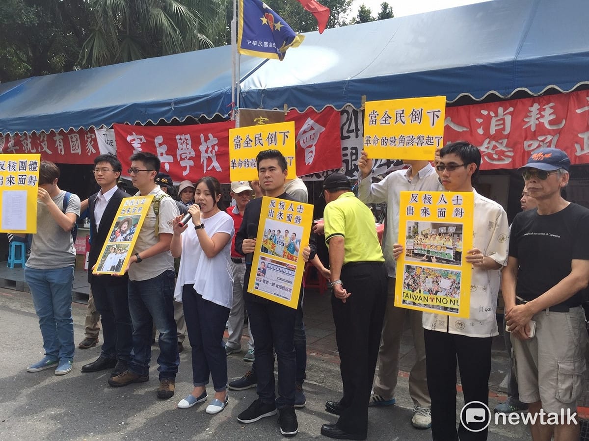 立法院昨天通過公務人員退撫法，不過抗爭的八百壯士仍未撤離，新黨28日痛批民進黨要年改及編前瞻預算，但廢核四卻害政府負債2838億，要求反核的林義雄出來面對。 圖：林人芳／攝