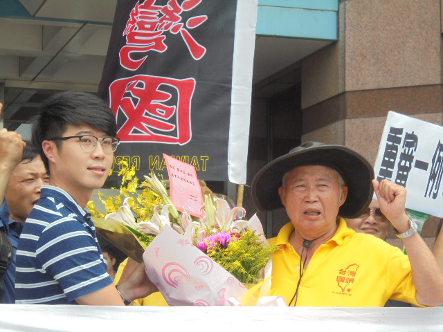 台灣國辦公室特別準備鮮花一束，向蔡英文致意。 圖 : 台灣國辦公室/提供