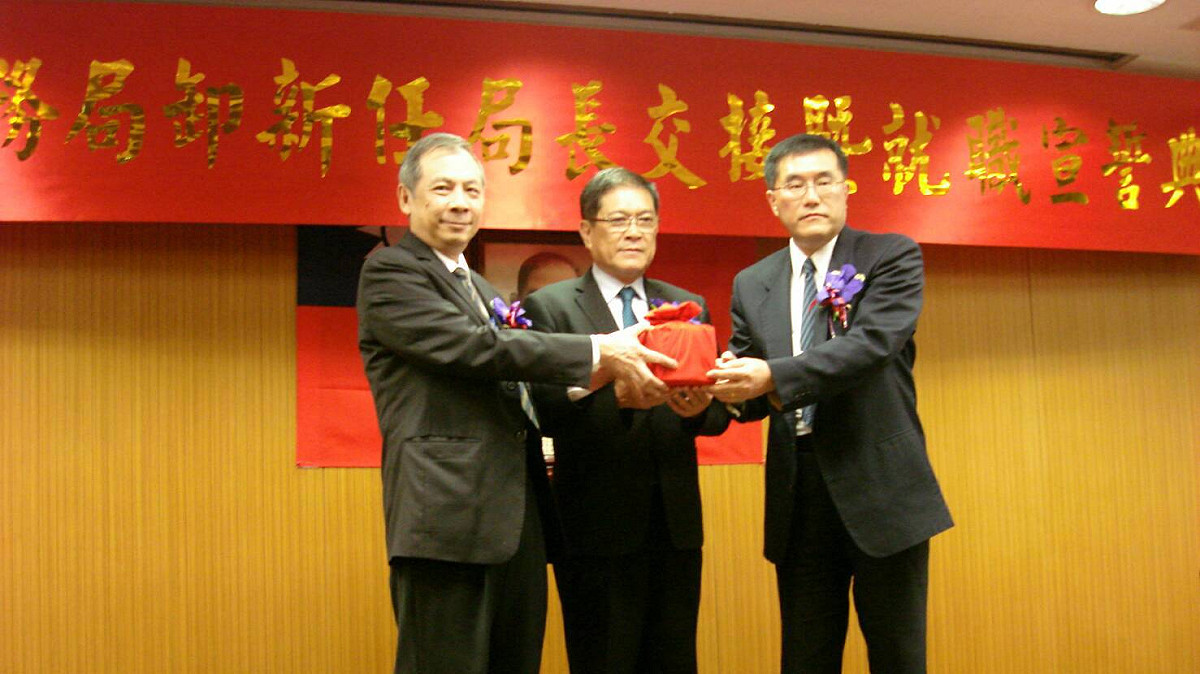 前後任礦務局長28日交接，面對亞泥展限違法原基法爭議，原礦務局長朱明昭（左）28日表示仍在「密集研商」，副局長周國棟也表示尚在「內部討論」。 圖：經濟部／提供