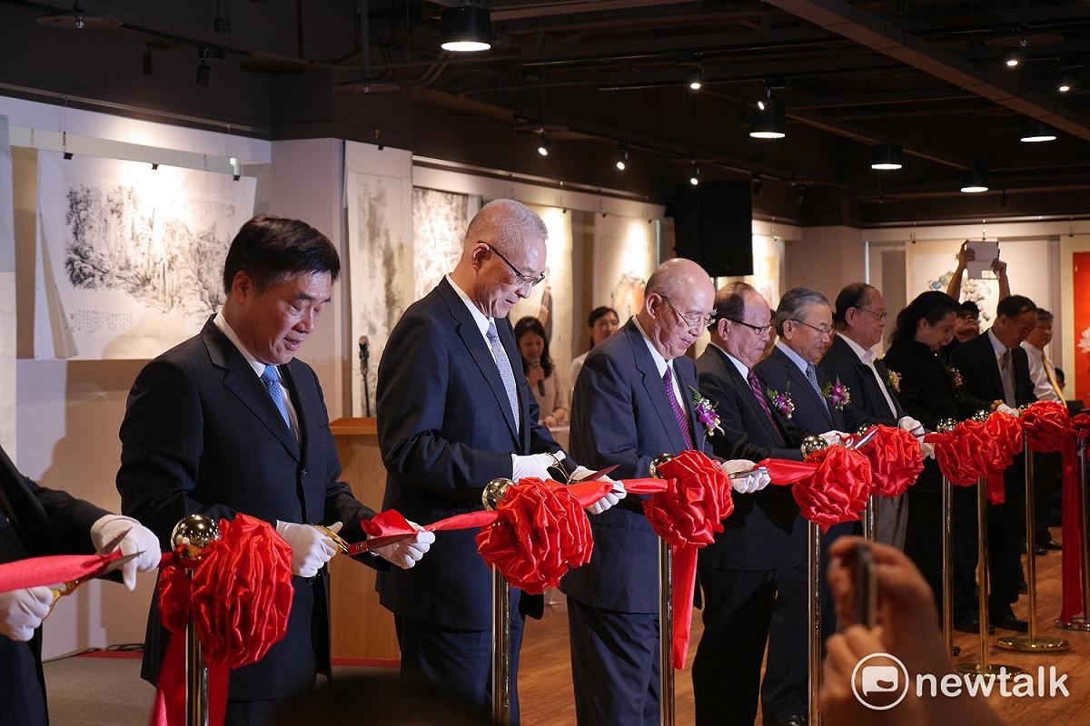 國民黨準黨主席吳敦義今（28）日下午出席「2017兩岸書畫名家交流展」開展前茶會表示，前國民黨主席吳伯雄、副主席郝龍斌、前總統府秘書長詹春柏、前國民黨秘書長蔣孝嚴等人也有出席。 圖：趙婉淳/攝