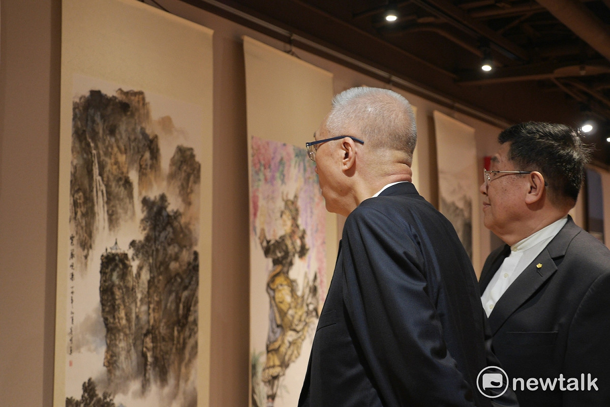吳敦義今天一到展場先瀏覽全部書畫。 圖：趙婉淳/攝