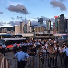 在中國大陸國家主席習近平訪港前，香港眾志、社會民主連線和人民力量多名成員占據灣仔金紫荊廣場，要求北京給予香港普選及釋放大陸異議人士劉曉波。 圖 : 翻攝自黃之鋒臉書