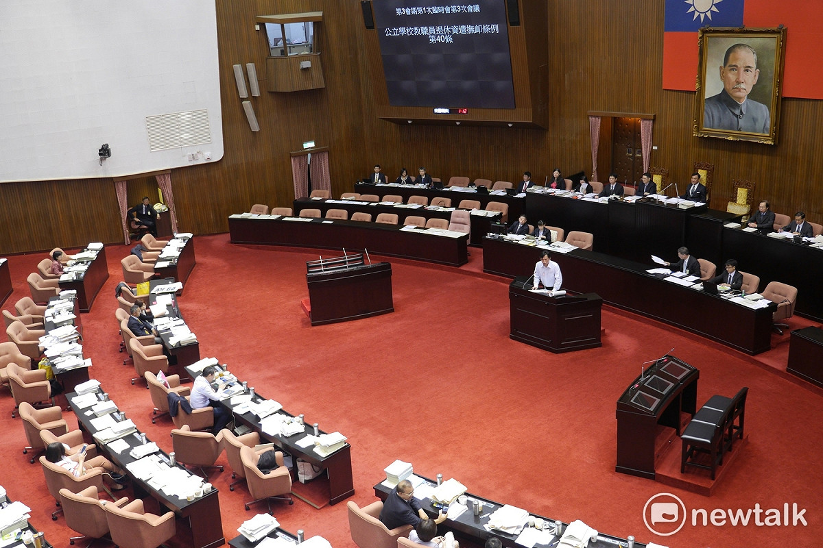 國民黨團總召廖國棟今天以阿美族母語發言論述，捍衛18%、所得替代率、退休金。 圖：趙婉淳／攝