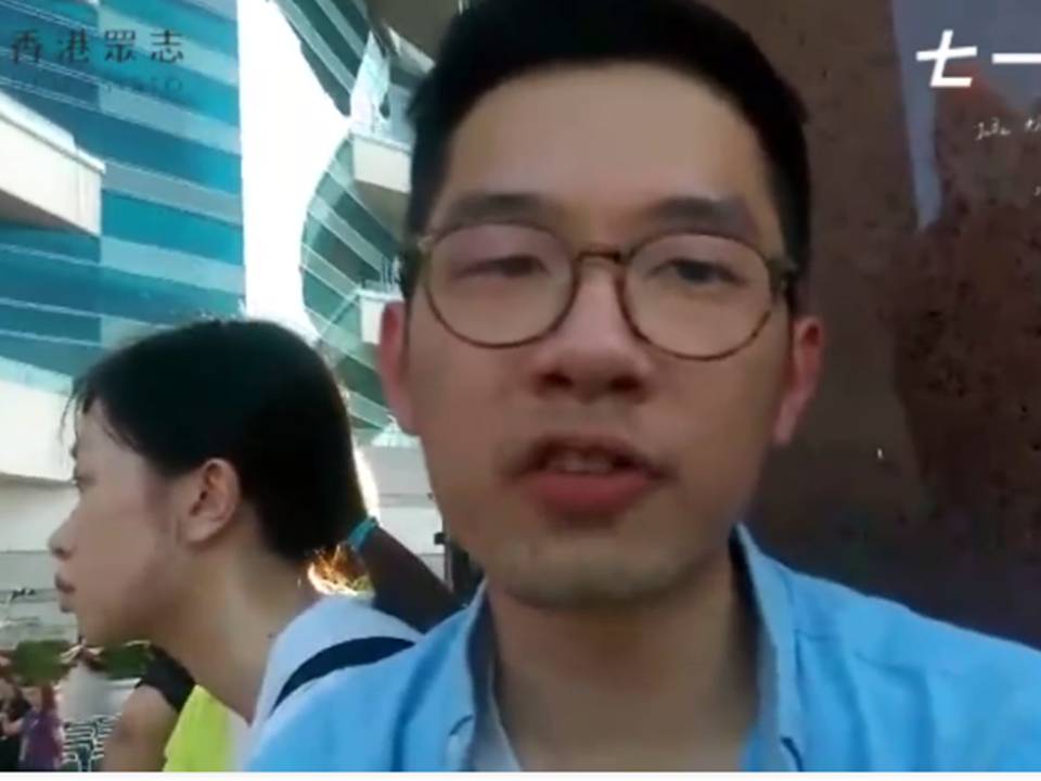 19:30的【留守黑紫荊行動】即時談話時，羅冠聰於網路直播中表示，冷嘲熱諷容易，坐言起行困難，知行合一更是莫大考驗。無人比任何人更有義務獻身，一個人做，不如每一個人做。香港人，吾道不孤，各位珍重。羅冠聰談話中，透露已作好被捕的準備。 圖:翻攝自香港眾志臉書