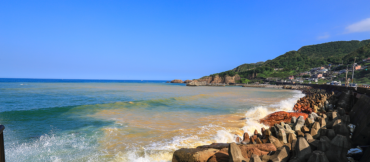 陰陽海的海水由金黃色過渡到蔚藍海洋，呈現出一幅奇特的景觀面貌 圖：新北市觀光旅遊網提供