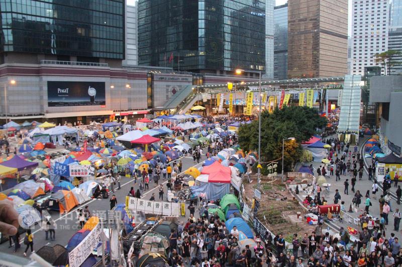 2014年底香港爆發「占中運動」後，主張「港獨」或「 本土自決」的年輕力量崛起，北京當局開始緊縮對港政 策。 圖:中央社資料照片