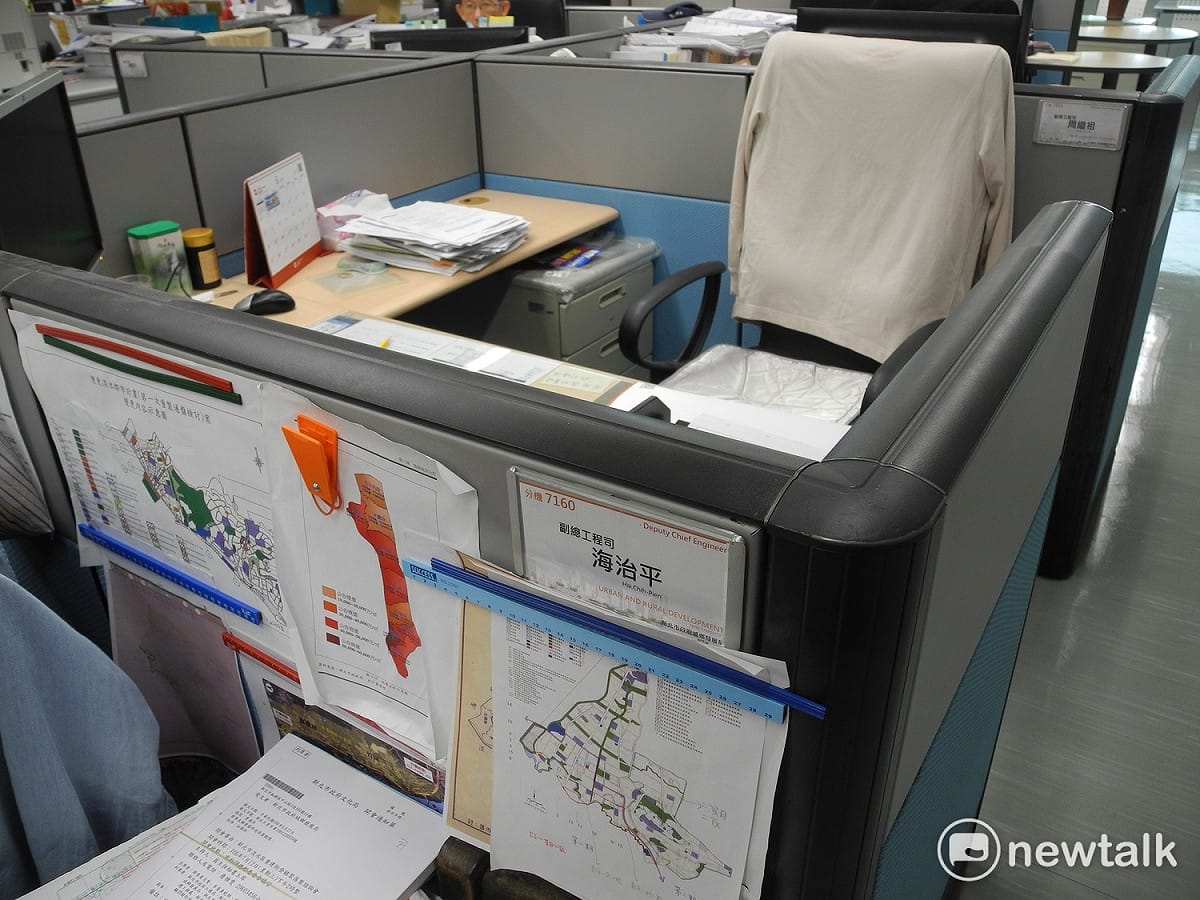 檢調赴新北市城鄉局搜索副總工程司海治平座位，並予約談到案後，其座位空置，辦公室氣氛敏感。         圖：王峻昌／攝