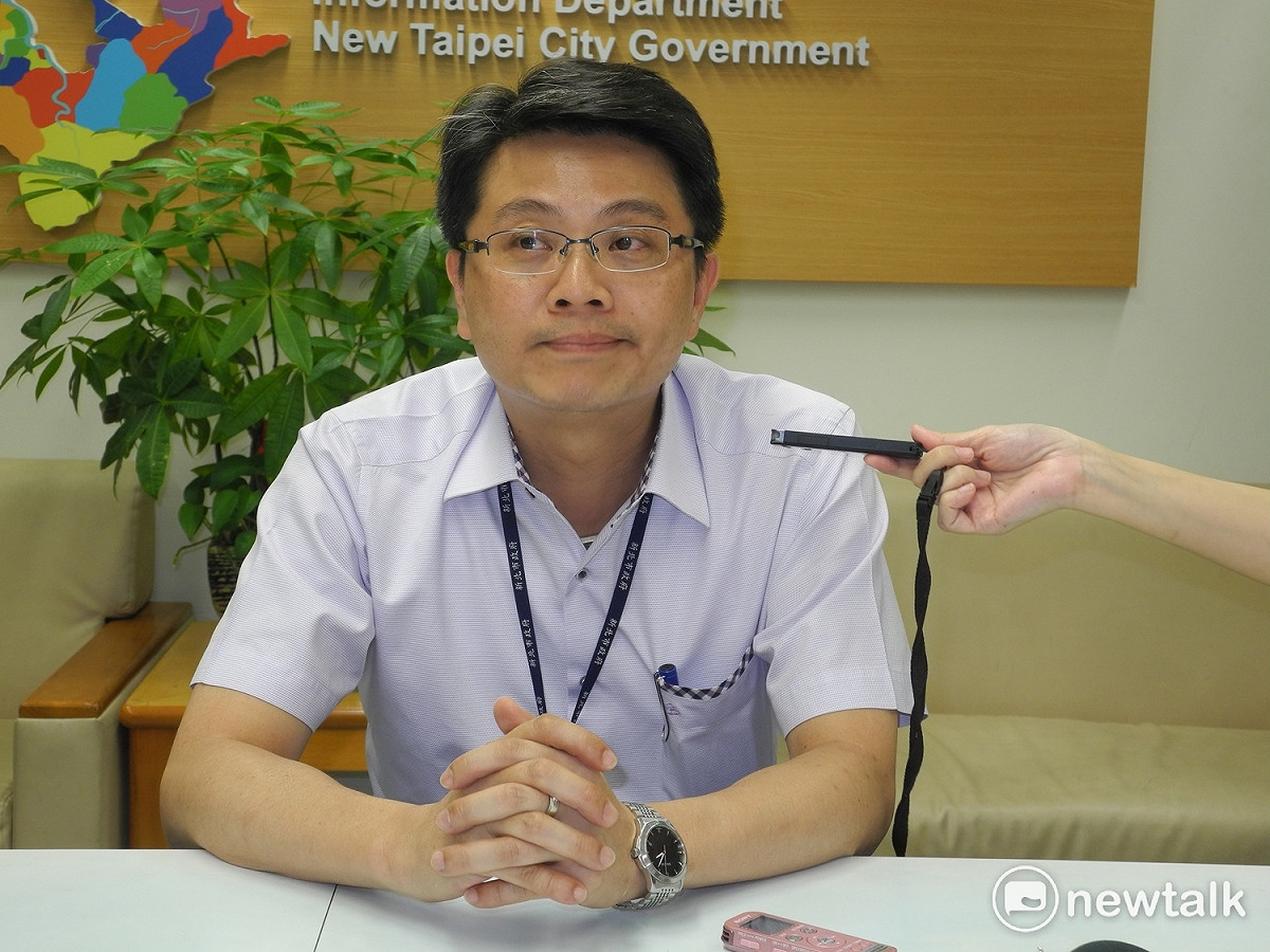 新北市城鄉局副局長汪禮國說明檢廉搜索海治平辦公桌，拷走電腦檔案，以及調卷的相關情形。 圖：王峻昌／攝
