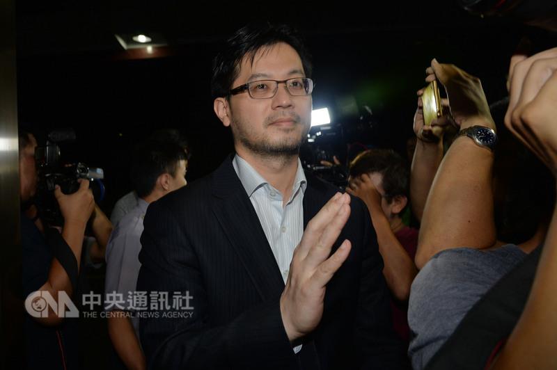 台北地檢署偵辦遠雄涉弊案搜索遠雄公司等地，30日凌 晨趙藤雄兒子趙信清（圖）與趙文嘉一起移送到地檢署複訊。 圖:中央社
