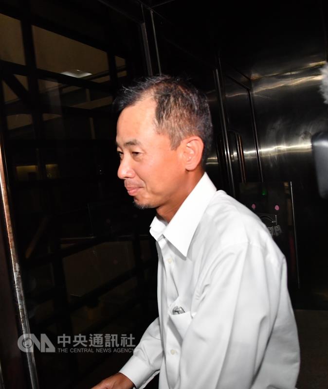 北檢辦遠雄疑涉弊北檢，在昨(29)日晚間10時20分許，以涉違貪污治罪條例，諭令新北市政府農業局蘇姓辦事員新台幣6萬元交保，也在今天凌晨0時50分許，以8萬元諭令新北市政府環保局綜合規劃科長李長奎交保候傳。圖為約談遠雄建設採購協理莊政雄 圖:中央社