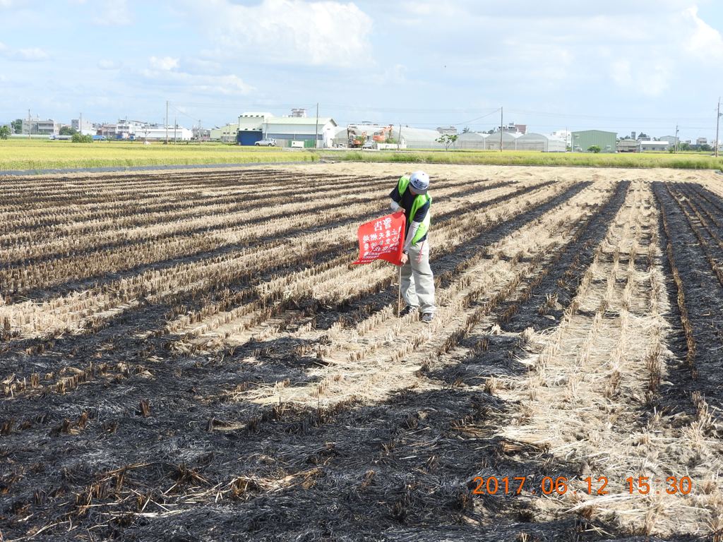 為防範農民燃燒稻草造成空氣汙染，環保局呼籲農民稻草再利用，勿進行露天燃燒，維護縣民的健康。  圖:嘉義縣環保局提供