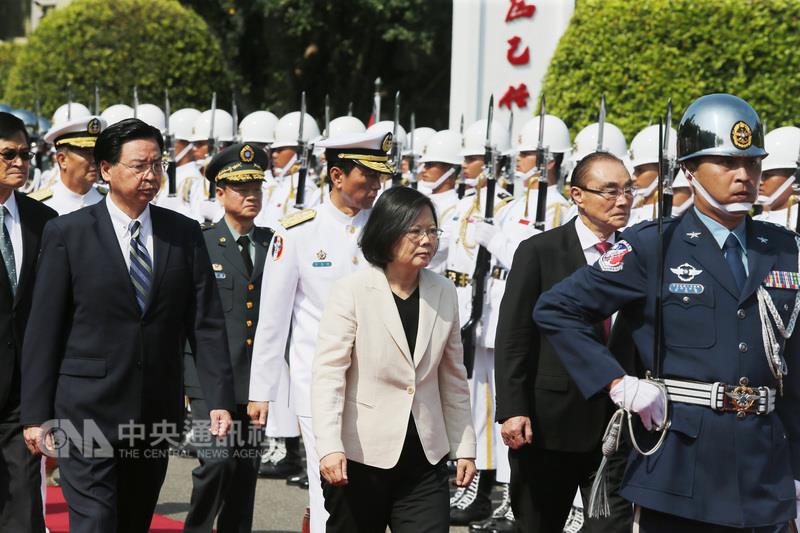 總統蔡英文（前中）30日前往國防大學復興崗校區，出席「106年三軍六校院聯合畢業典禮」。 圖：中央社