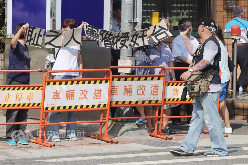 總統蔡英文30日前往國防大學復興崗校區，出席「106 年三軍六校院聯合畢業典禮」，校外聚集抗議年金改革 的民眾，大批警力在外戒備。 圖：中央社