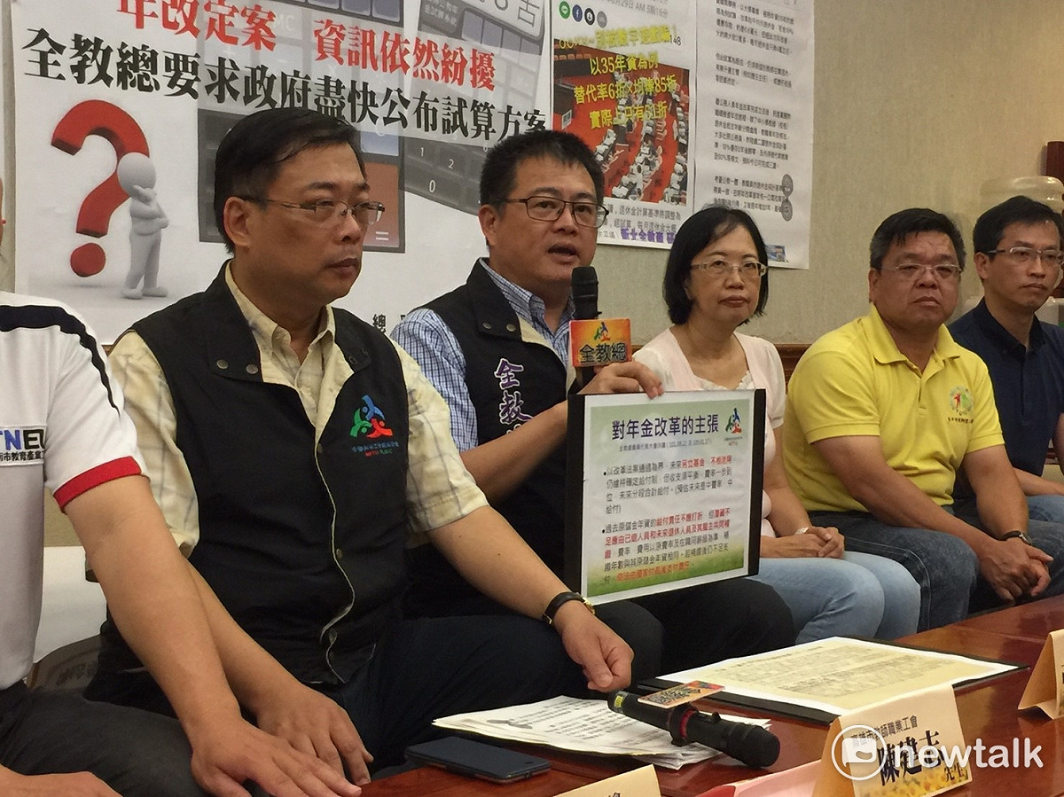 立法院昨天三讀通過「公立學校教職員退休資遣撫卹條例」，不過卻引發教師團體互摃。全教總30日批全產總散播不實謠言，讓教師人心惶 惶。 圖：林人芳／攝
