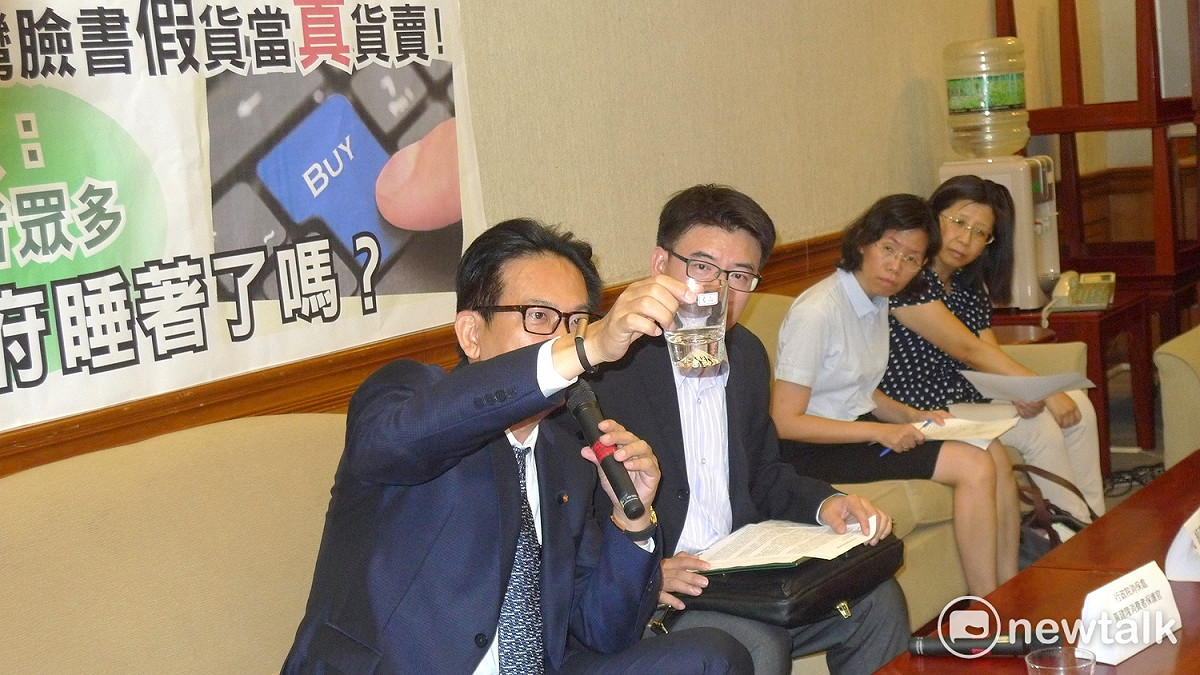 臉書假貨受騙多？林俊憲30日怒批臉書應負起內容審查責任，要求消保處、公平會、商業司應群策群力，嚇阻假貨猖獗情況。 圖：汪少凡／攝