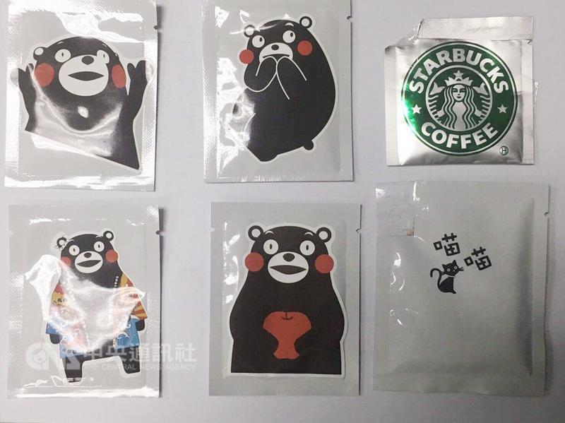暑期到來，高雄市警方全力掃蕩毒品，查獲藥頭李姓男 子為打入年輕人市場，不惜成本製作可愛吉祥物「熊本 熊」毒咖啡封包（圖），以吸引青少年目光，查扣大批 毒咖啡包和K他命等。  圖 : 警方提供
