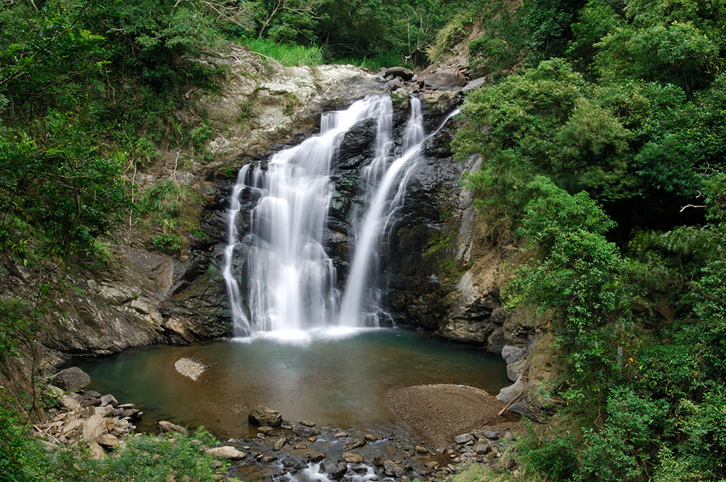 雙流國家森林遊樂區以溪流景觀出名，雙流瀑布從山岩峭壁上奔流而下，景色壯闊 圖：交通部觀光局提供