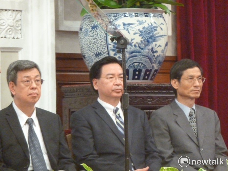 對於軍人年金樓地板的數字，年改會召集人陳建仁（最左）和副召集人林萬億（最右）說法不同。 圖：謝莉慧/攝