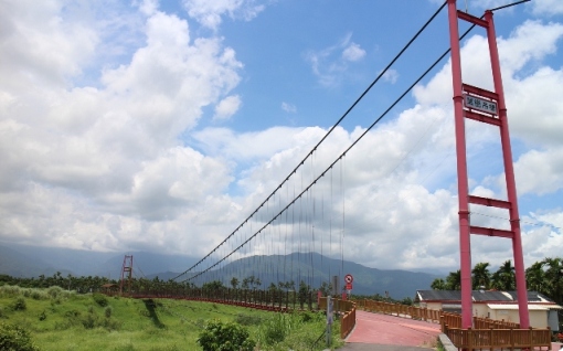 屏東萬巒吊橋，不僅有大武山當背景，還橫跨了佳平溪、東港溪匯流處，今年年初萬巒鄉公所特地請來3D彩繪團隊為吊橋換上新裝 圖：翻攝自屏東縣政府網站