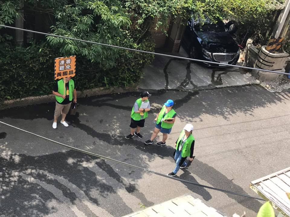 整個汐止長青山莊社區入口，不同巷子被不同人群佇立，高喊；支持罷免黃國昌。 圖：張典婉臉書