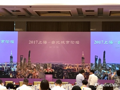 參加雙城論壇人員陸續就定位。 圖：用煊惠／攝