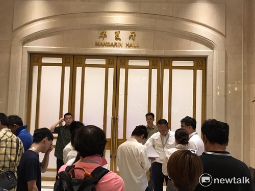 媒體進入會場一律要安全檢查。 圖：用煊惠／攝