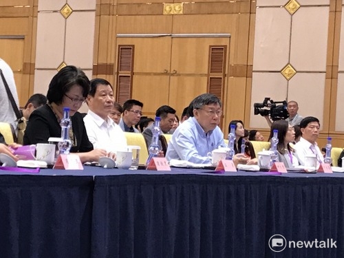 台北市長柯文哲與上海市長應勇聆聽演講。 圖：周煊惠／攝