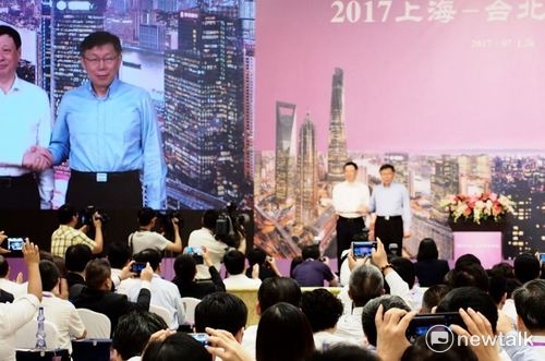 台北市長柯文哲與上海市長應勇握手。 圖：周煊惠／攝