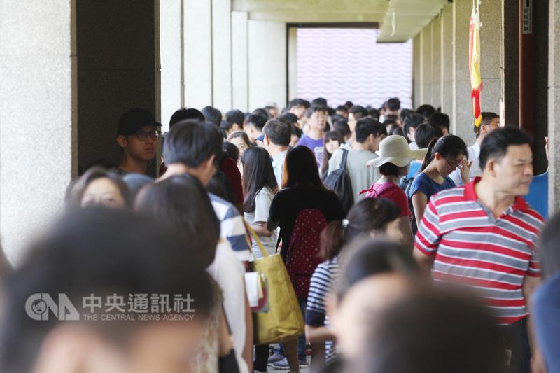指考第二天首節考數乙，試考生認為，試題敘述精鍊，無贅句冗詞，內容也不繁複刁難，數字也不難計算，整體試題平易近人，難度屬於中間偏易。 圖 : 中央社