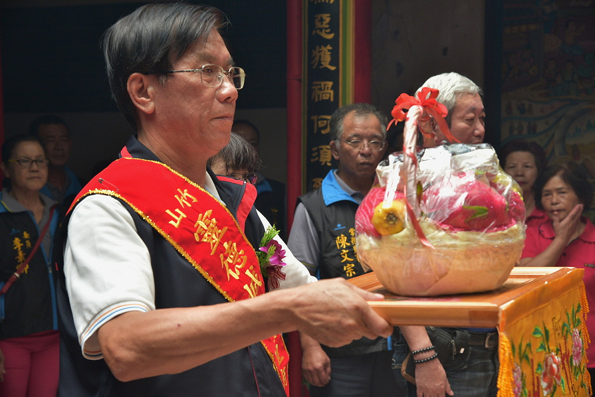 南投縣縣長林明溱、縣議員蔡宜助，縣府民政處長吳燕玲及各界代表等也都特別前往獻供祝壽，祈求縣民鄉親家庭幸福，事業順利，縣境平安。 圖：新竹縣政府/提供