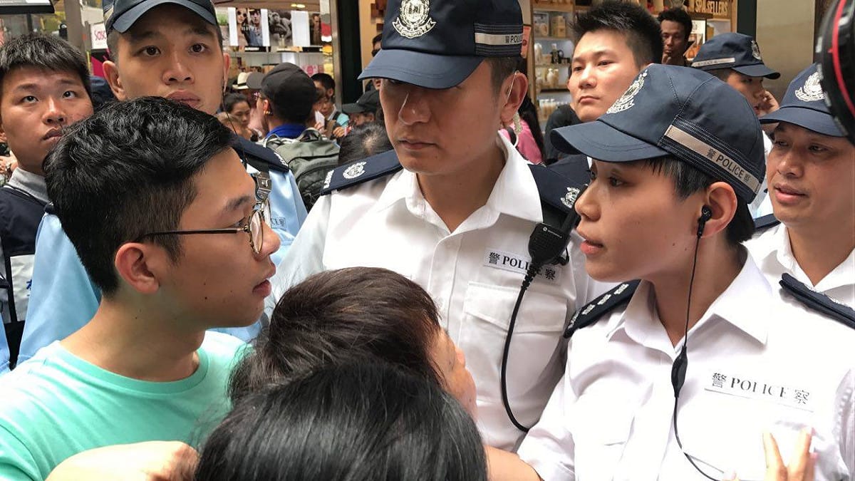 義工於銅鑼灣街站派發單張時，警察前來阻止並驅趕，香港眾志對此再臉書發布貼文，呼籲國際社會絕不要為經濟上的利益，犧牲受苦受困的中港人民。 圖 : 截自香港眾志臉書