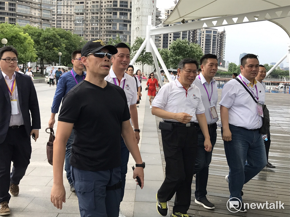 台北市長柯文哲在副市長鄧家基及市議員陪同下到徐匯濱江海事塔觀賞兩岸高中生街舞交流活動。 圖：周煊惠／攝