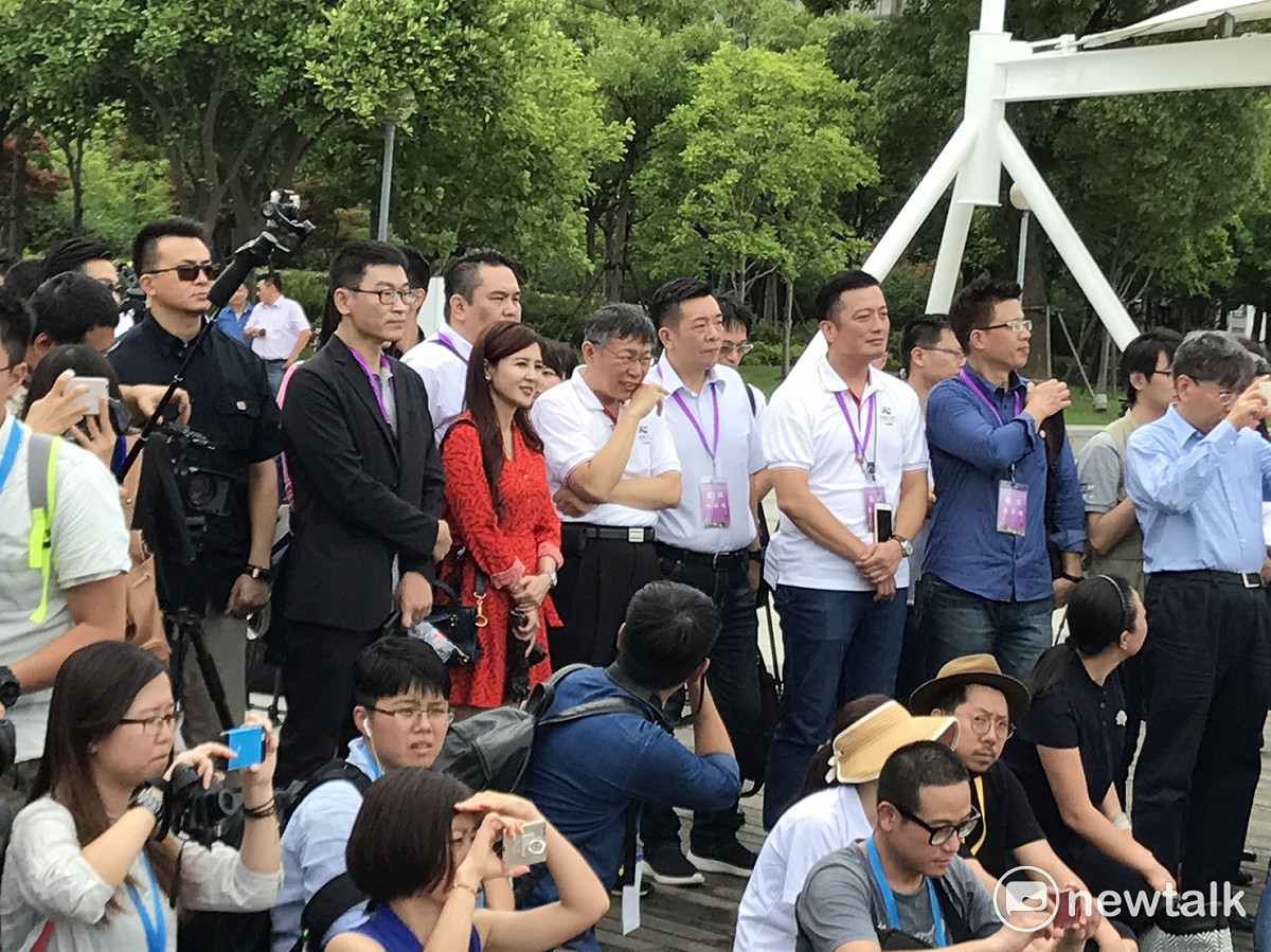 柯文哲看街舞表演看得很入神。 圖：周煊惠／攝
