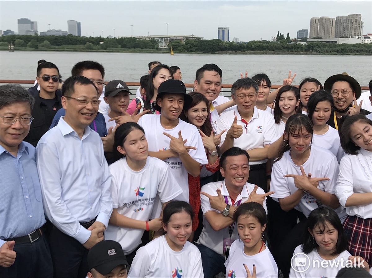 台北市長柯文哲開心與兩市學生合影。 圖：周煊惠／攝