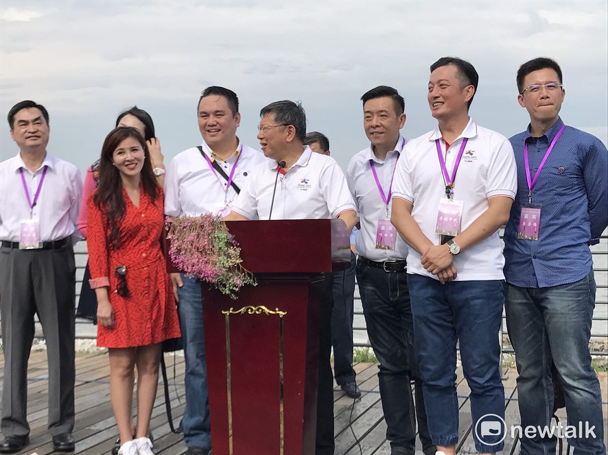 市議員李芳儒（右起）、李傅中武、葉林傳、台北市長柯文哲、陳重文、王欣儀、台北市副市長鄧家基。 圖：周煊惠／攝