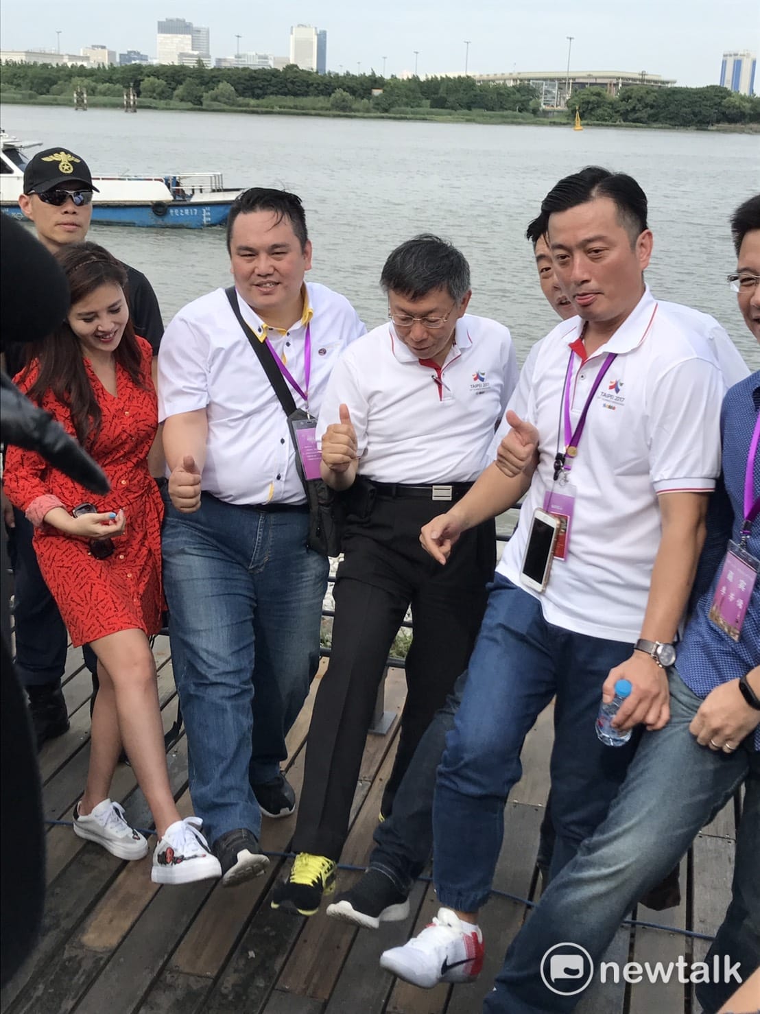 台北市長柯文哲被糗一直穿同一雙球鞋，其他議員稱自己今天也穿球鞋，逗趣抬腿讓媒體拍照。 圖：周煊惠／攝