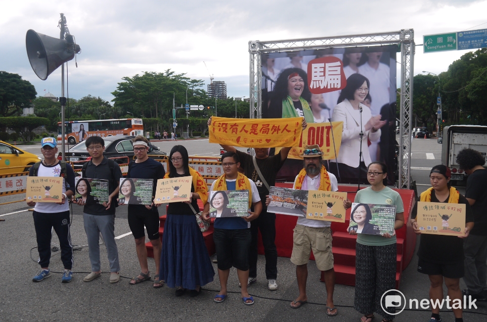 在凱道上抗爭的原住民。 圖：鍾孟軒/攝