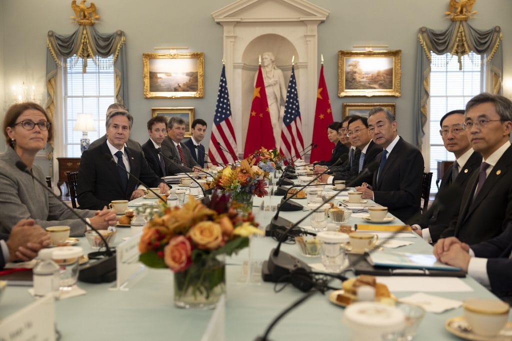 美國白宮安全顧問蘇利文（右）於2024年1月26日至27日在曼谷會見中共中央政治局委員、外事工作委員會辦公室主任、外交部長王毅，以跟進2023年11月舉行的拜習會。 圖／X@ JakeSullivan46