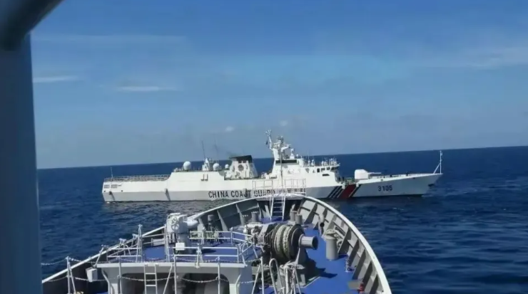 菲律賓海警 9701 船，接近黃岩島海域時，遭到中國海警船驅趕。 圖：翻攝自飛評面對面