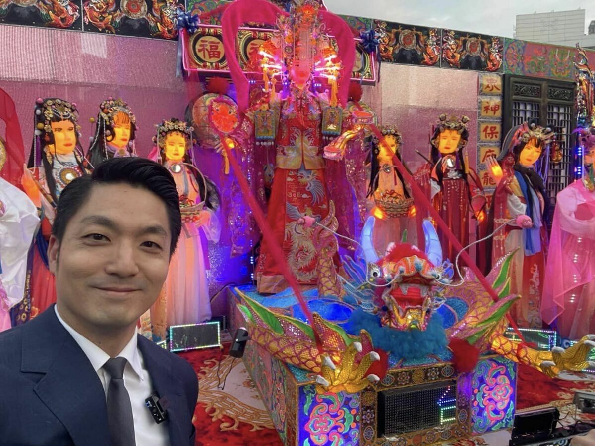 何孟樺稱台北市政府對上海訪團的行程保密到家，是黑箱作業，蔣萬安於今日上午回應稱行程每晚公布，絕對沒有黑箱。圖為蔣萬安與台北燈節「眾神燈座」合照。 圖：翻攝自 蔣萬安 Facebook