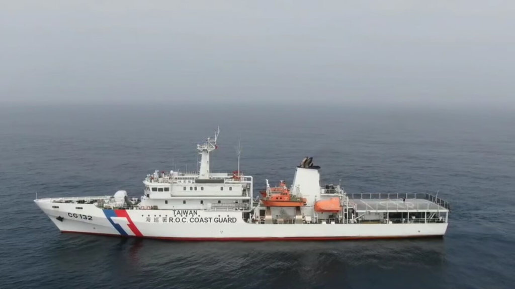 首頁 / 政治中國研究船大洋號現蹤東北海域 海巡桃園艦監控2024/2/17 21:10（2/17 21:36 更新）海巡署自15日發現中國研究船「大洋號」在花蓮港東南方航行，但並未進入限制水域，海巡署立即派遣線上巡防艦桃園艦（圖）前往預置應處，至17日仍持續監控對峙中。（海巡署提供）
