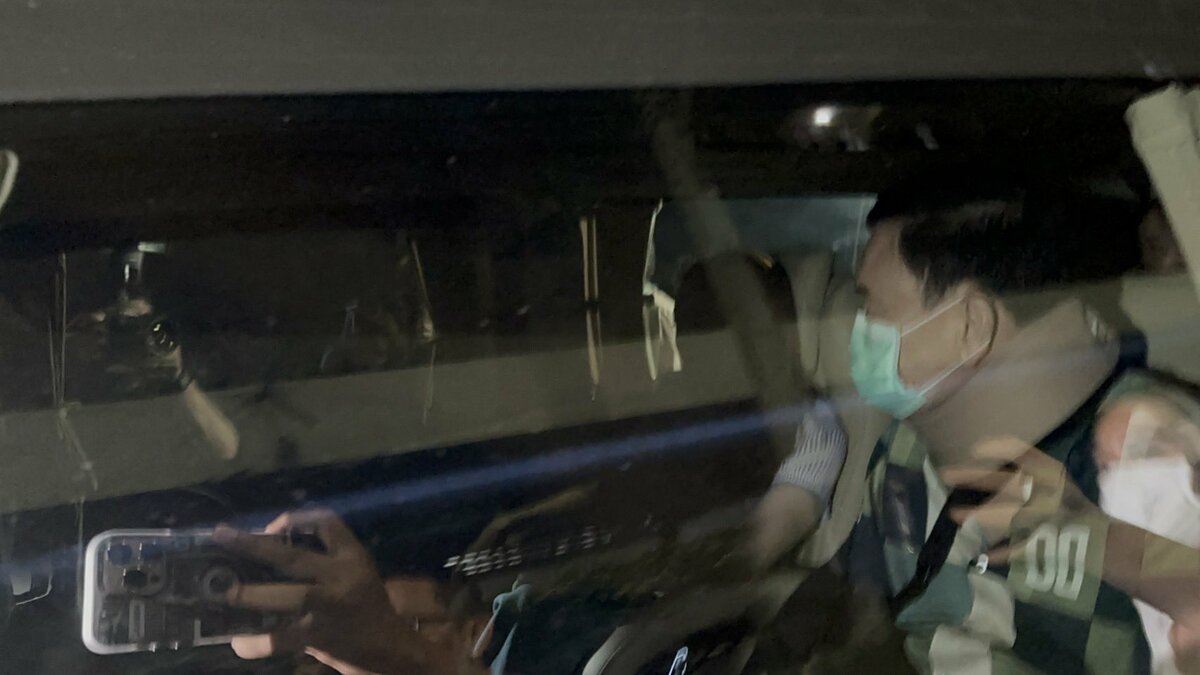 透過汽車車窗，可以看到戴克辛戴著頸圈，坐在女兒身旁。 圖片來源/@ThaiEnquirer