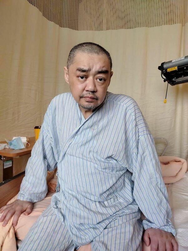 六四學運領袖之一吾爾開希日前從樓梯摔落，他今發文向大家報平安。 圖：翻攝吾爾開希臉書