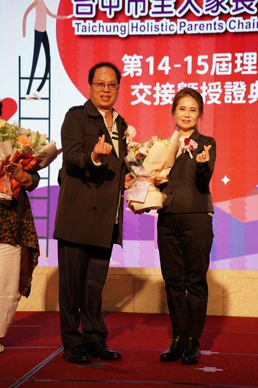卸任理事長張綉芳及新任理事長廖進隆。 台中市全人家長會長協會/提供