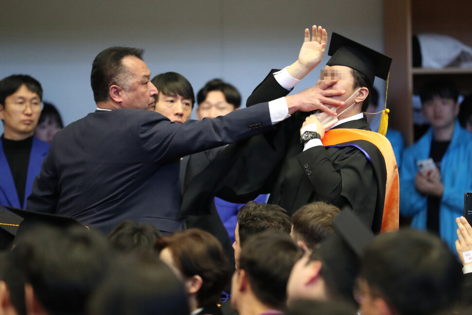 南韓一名大學生因不滿政府消減科學研發預算，16 日於學位授予儀式中當眾向出席致詞的總統尹錫悅表達不滿，而後到遭維安人員「捂嘴」強行架離會場。 @koryodynasty