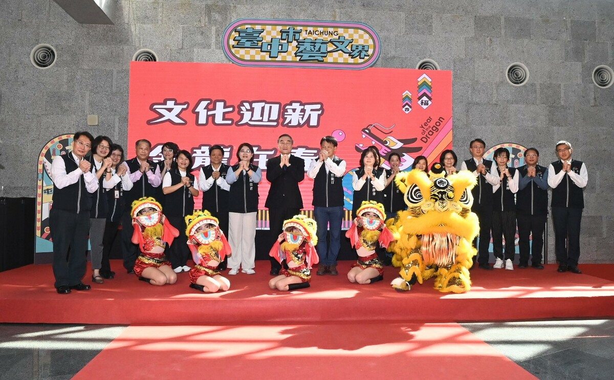 台中市藝文界新春團拜，現場近350位各領域藝文人士及團體代表出席茶敘。 台中市政府文化局/提供