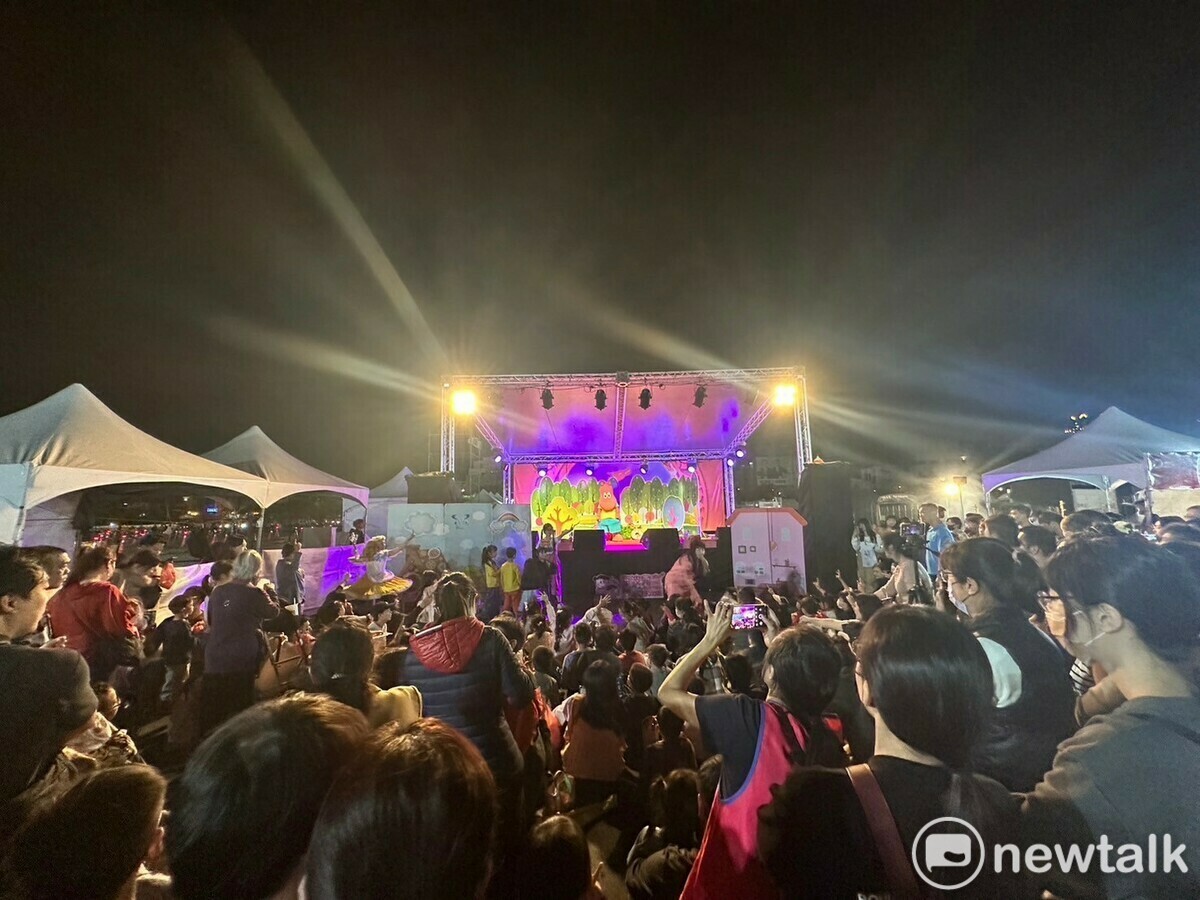 2024台灣燈會「安平藝術燈區」2月3日率先啟燈，春節連假期間成功吸客超過300萬人次到訪，今日為連續假期後後第一個假日，造訪人潮依舊不減。 圖：台南市政府提供